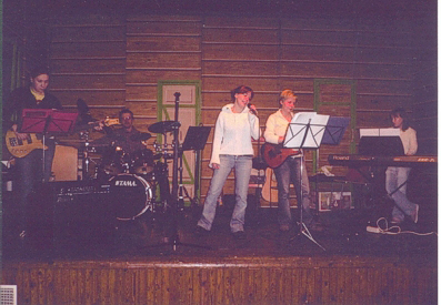 Bändi harjoittelee talolla syksy 2005